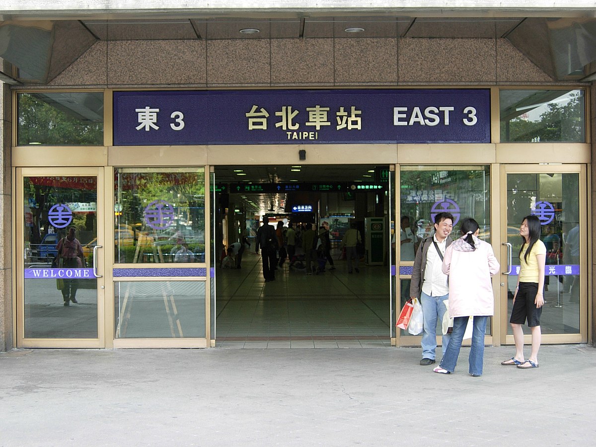Đón khách tại ga xe lửa Đài Bắc ( cửa đông 3 )